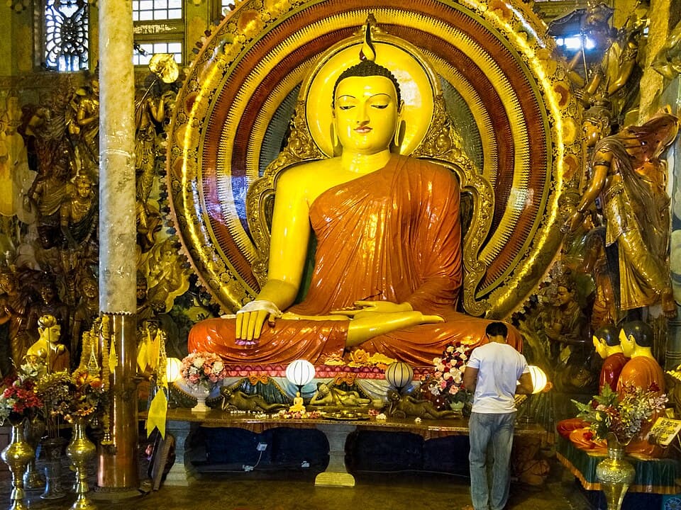 Scenic luxury travel image describing Gangaramaya Temple - View 4
